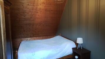 4 habitaciones y tabla de planchar con plancha