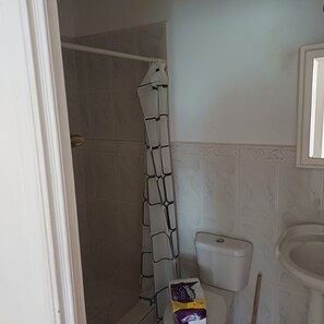 Dusj, håndklær, såpe og toalettpapir