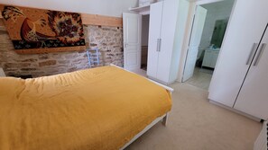 4 bedrooms, iron/ironing board
