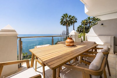 Apartment on the beachfront in Estepona,