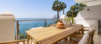 Apartment on the beachfront in Estepona,
