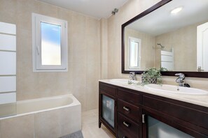 Hair dryer, bidet, towels, soap - Apartment on the beachfront in Estepona, (Estepona)