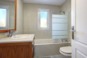 Hair dryer, bidet, towels, soap - Apartment on the beachfront in Estepona, (Estepona)