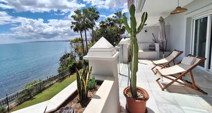 Apartment on the beachfront in Estepona,