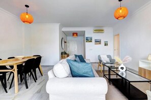 Smart TV - Apartment on the beachfront in Estepona, (Estepona)