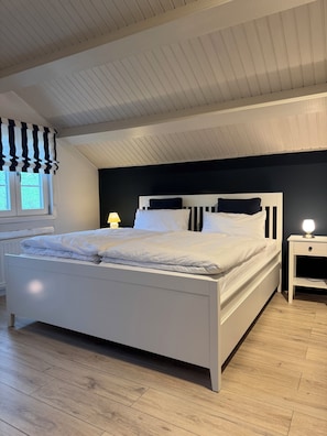 4 habitaciones, tabla de planchar con plancha y cuna de viaje