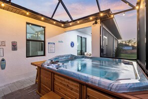 Bañera de hidromasaje cubierta