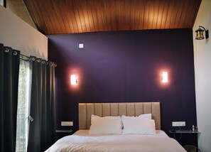 1 bedroom, desk, iron/ironing board, WiFi - Charming cottage with River view and Jacuzzi (Vellarimala)