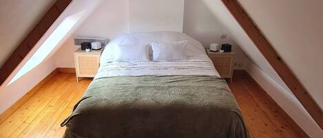 2 makuuhuonetta, silitysrauta/-lauta, Wi-Fi, vuodevaatteet