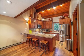 冰箱、微波炉、烤箱、炉灶