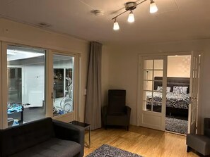 4 bedrooms, iron/ironing board, WiFi, bed sheets - Spacious villa in quiet area (Örebro län)