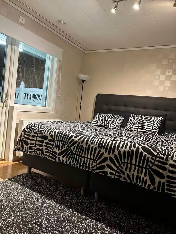 4 bedrooms, iron/ironing board, WiFi, bed sheets