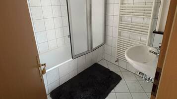 Haartrockner, Handtücher, Seife, Toilettenpapier