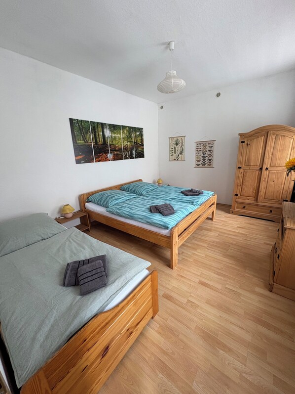 2 bedrooms, travel cot, WiFi, bed sheets