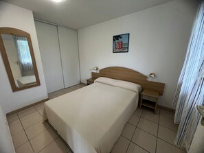 2 bedrooms, travel crib, free WiFi