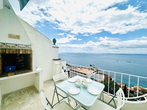 Outdoor dining - Sunny house in Roses with communal pool and parking (Roses)