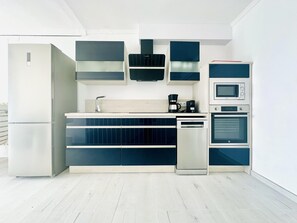 Réfrigérateur, four à micro-ondes, un four, surface de cuisson