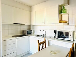Refrigerador, horno, parrilla de estufa y cafetera y tetera 