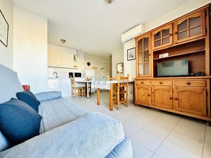 TV - ROCMAR. Apartamento frente al puerto , con vistas espectaculares. (Roses)