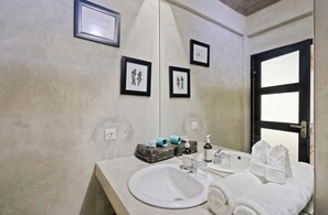 Douche, sèche-cheveux, serviettes fournies, savon