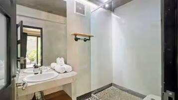 Een douche, een haardroger, handdoeken, zeep