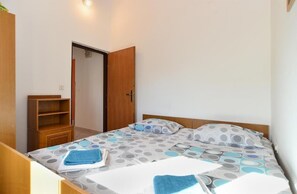 2 bedrooms, internet, bed sheets - Spacious apartment in Peroj with terrace (Peroj)