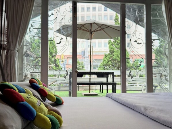 5 bedrooms, iron/ironing board, WiFi, bed sheets