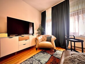 Smart TV - Available: Favorit IV # fewohalle # 4 rooms # garden (Halle (Saale))