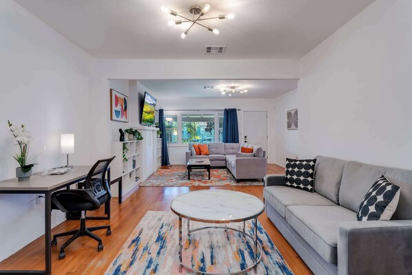 TV, table football, offices - Casa de Jai- your Green Space near Brickell (Miami)