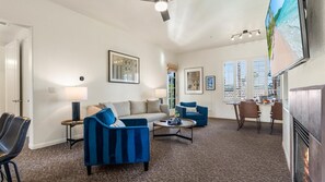 Tv, eldstad och kontor