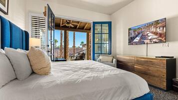 2 habitaciones, escritorio y tabla de planchar con plancha