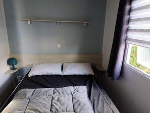 3 habitaciones y tabla de planchar con plancha