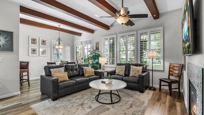 Fernseher, Kamin, Arbeitsbereiche