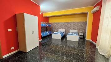 Apartamento conforto, sacada, vista para a colina | 2 quartos, cofres nos quartos, Wi-Fi de cortesia