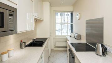 Classic Apartment | Private kitchen | Electric kettle, toaster