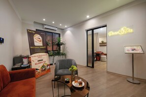 Couples treatment rooms, body treatments, aromatherapy