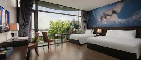 Familie suite, balkon, uitzicht op meer | 1 slaapkamer, een minibar, een bureau, een laptopwerkplek