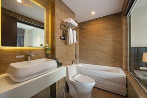 Junior-Doppelzimmer | Badezimmer | Haartrockner, Bademäntel, Hausschuhe, Handtücher