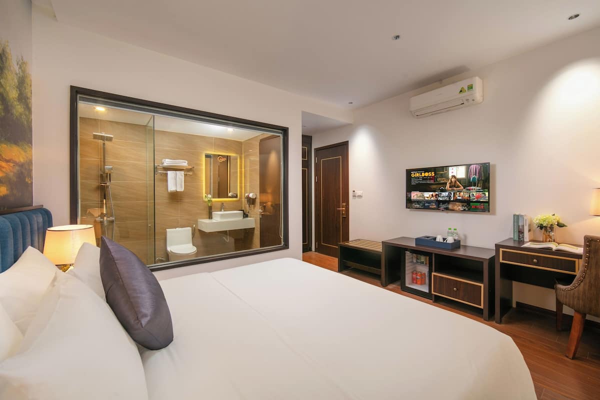 Quarto casal superior | 1 quarto, frigobar, escrivaninha, espaço de trabalho para notebook
