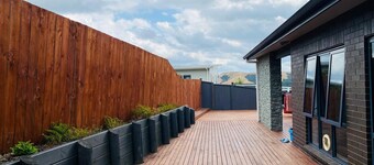 Cosy retreat from busy hassle bussle of city. Come relax at mountain view house.