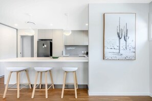 Fridge, microwave, oven, stovetop - Modern Chic Villa,Walk to shops,10min Airport/CBD (Warrane)