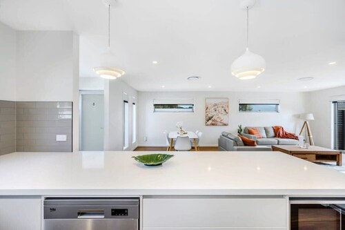 Modern Chic No 8 Walk to shops-10min Airport/CBD.