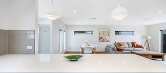 Modern Chic No 8 Walk to shops-10min Airport/CBD