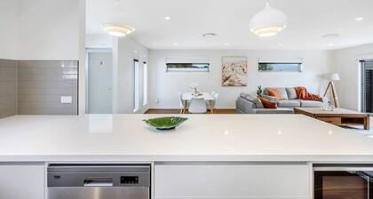 Modern Chic No 8 Walk to shops-10min Airport/CBD.