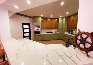 Fridge, microwave, oven, coffee/tea maker