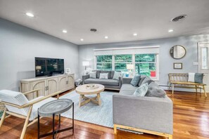 テレビ、暖炉、書斎 / ワークスペース