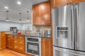 Geladeira, micro-ondas, fogão, cooktop