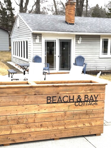 Newly Renovated 3 bedroom cottage in Rondeau steps to the beach or bay waters