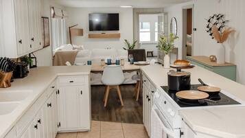 Microondas, horno, parrilla de estufa y cafetera y tetera