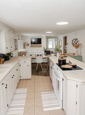 Mikrobølgeovn, ovn, kokeplater og kaffetrakter/tekoker